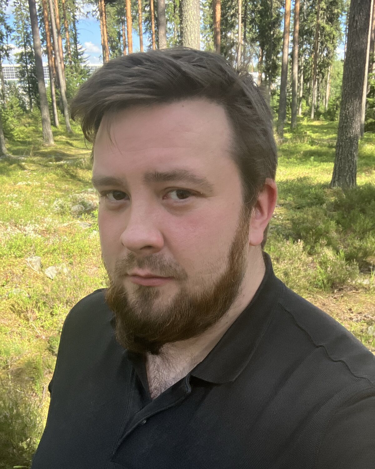 Niko Tiaskorpi ulkona mäntymetsässä